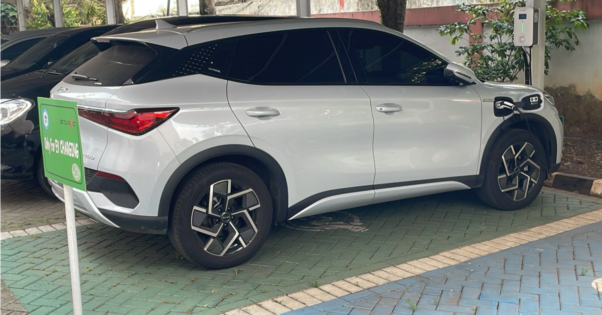 توّر جامعة شرف هداية الله الإسلامية الحكومية جاكرتا نصة محطات شح للمركبات الكهربئية